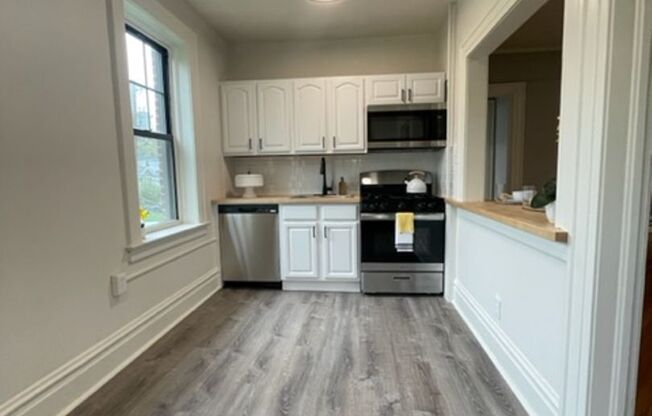 1 bed, 1 bath, 700 sqft, $2,225, Unit B10