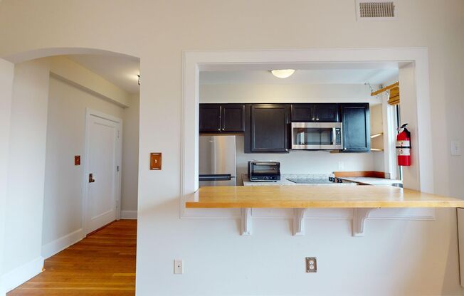 Historic Capitol Hill One Bedroom W/Open Floor Plan & Fireplace