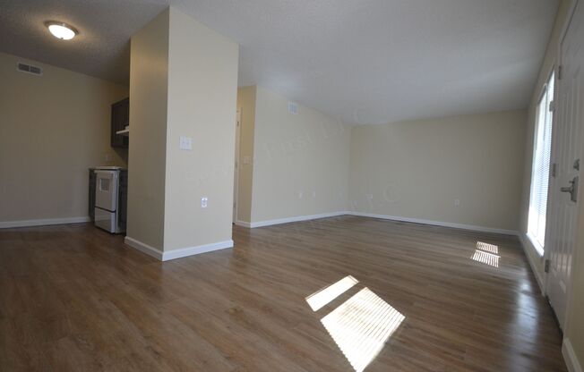 3 beds, 1 bath, 850 sqft, $695, Unit 10