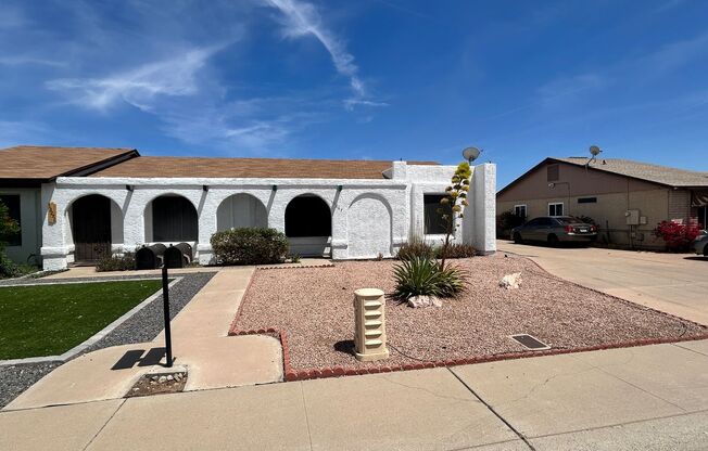 *NEW* Custom Paint, Fully Enclosed Backyard 2 bed/1 bath Glendale *Single* Level Duplex!