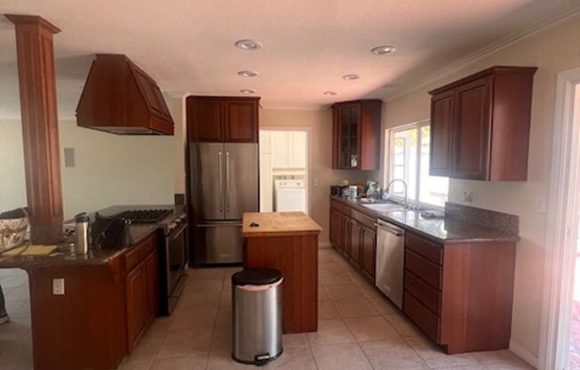San Clemente Hills 3 bedroom 2 bath single story with large yard- walking distance to downtown!
