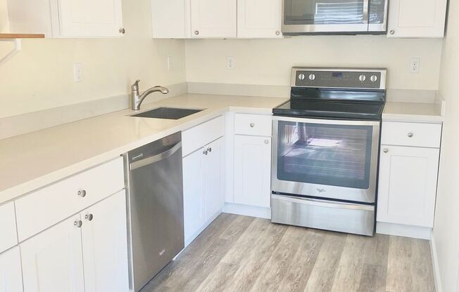 *One month free rent!* BEAUTIFUL and SPACIOUS 1 Bed + Office, 1 Bath in Capitol Hill Available!