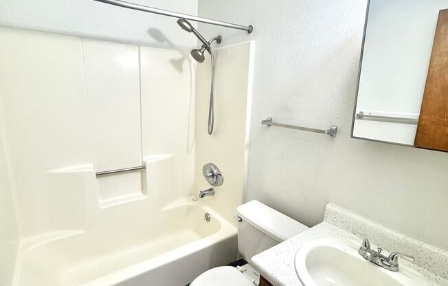2 beds, 1 bath, 564 sqft, $900, Unit Unit M
