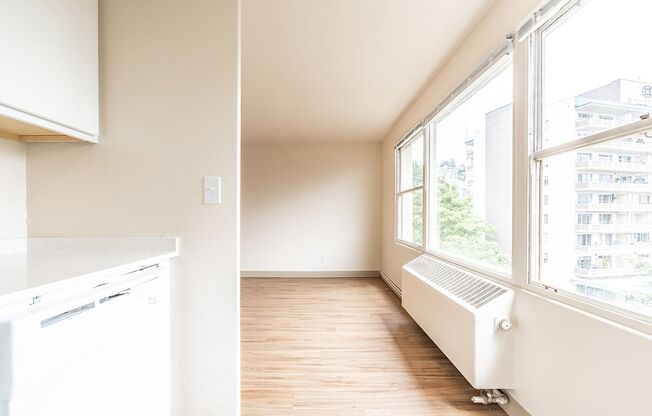 Studio, 1 bath, 423 sqft, $1,575, Unit 704