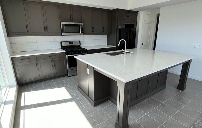 Charming Rooftop 3 Bed / 3 Bath Townhome Just Blocks from the Beach! Available for Pre-LEASE TODAY!