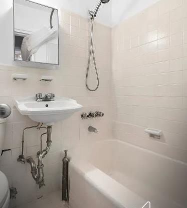 Studio, 1 bath, $2,900, Unit 2F