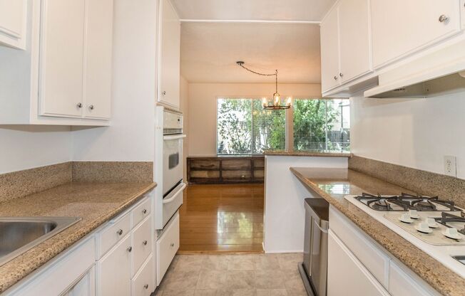 8207 De Longpre Ave.