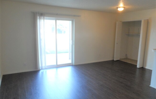 2 beds, 1 bath, 800 sqft, $850, Unit 1311 Glen Oaks #2