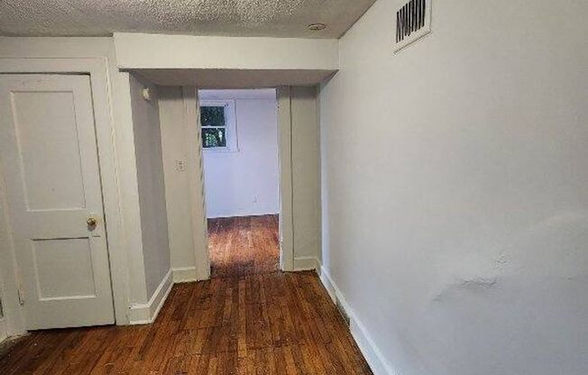 1 bed, 1 bath, 700 sqft, $750, Unit Unit 5