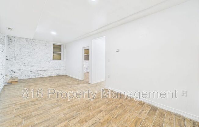 1106 E 40 ST