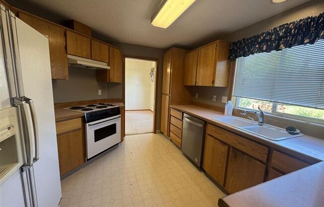 6851 SE Moscato Court ~ Brand New Carpet & Paint!
