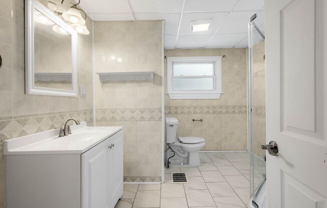 Beautiful 1 bedroom home with BONUS room in Natrona Heights available April 1!