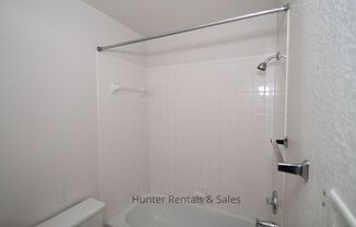 3 beds, 2 baths, $1,100, Unit Unit B