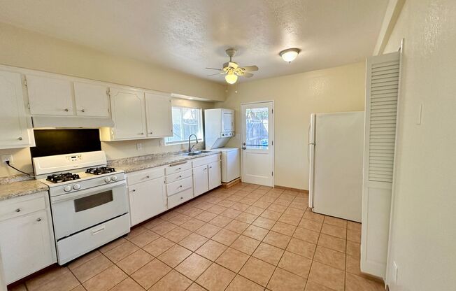 2 beds, 1 bath, $2,300, Unit UNIT B