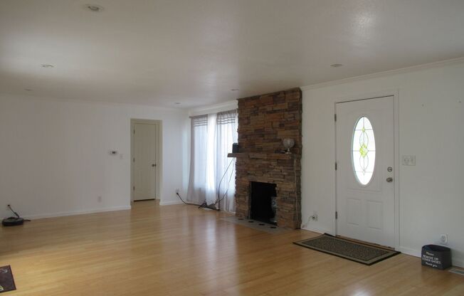 Light and bright 3 bedroom, 2 bath rambler on Kent's East Hill