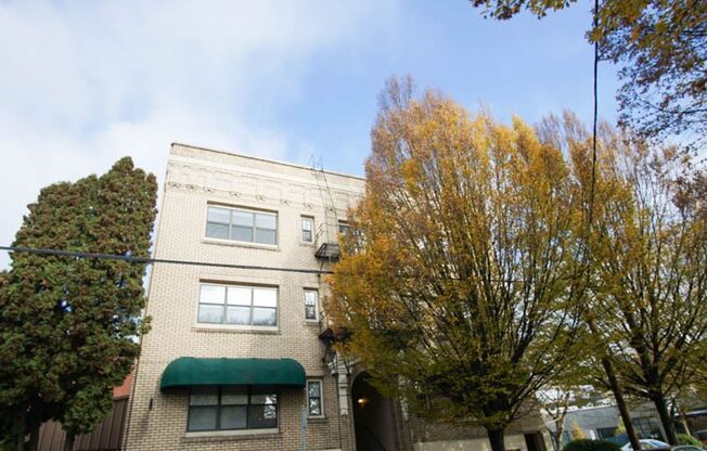 Top Floor NW Studio Between Nob Hill & The Pearl!