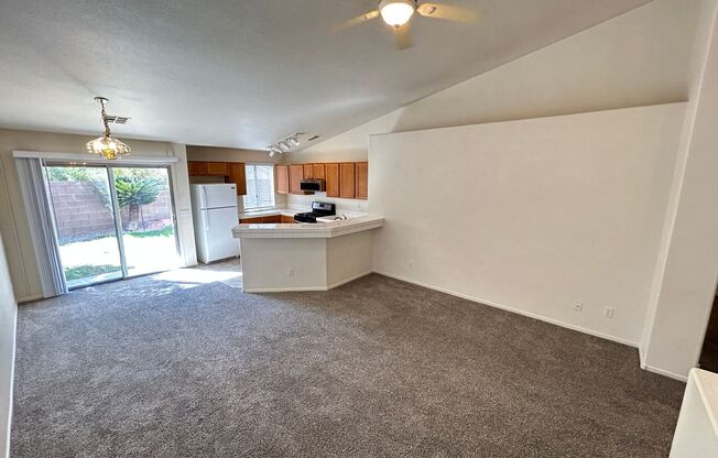Cozy 3Bed/2Bath/2Car Residence located in beautiful Summerlin!