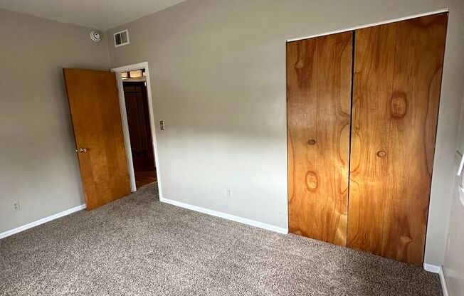 2 beds, 1 bath, $2,000, Unit 5