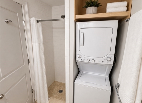 Studio, 1 bath, 400 sqft, $3,300, Unit 212