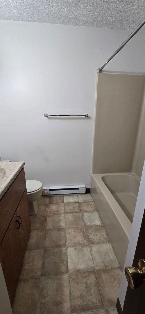 1 bed, 1 bath, $650, Unit 2