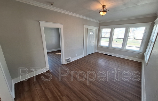608 W LOUCKS AVE