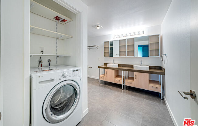 1 bed, 2 baths, 1,130 sqft, $2,700, Unit 313