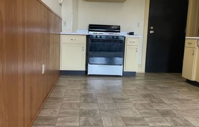 2 beds, 1 bath, 750 sqft, $800