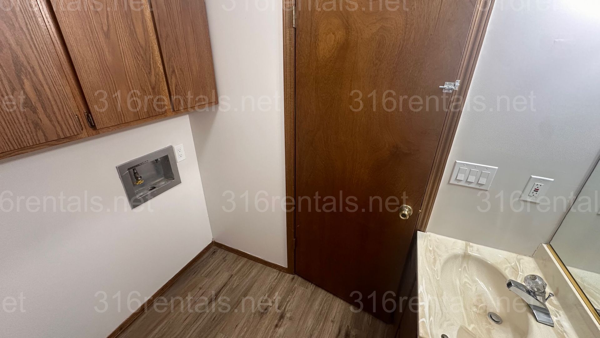 $895 - 2 bed 1.5 bath - Recently Remodeled Condo
