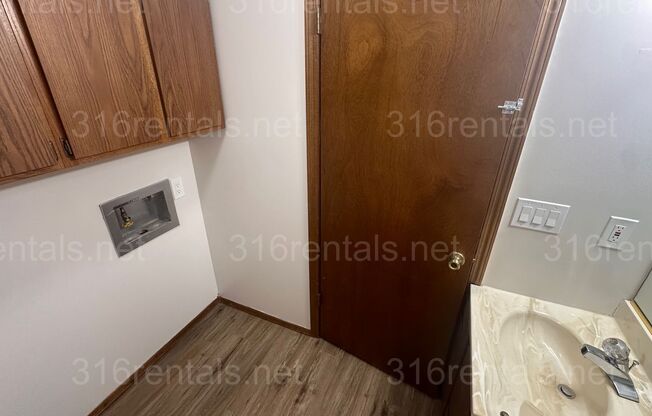 $895 - 2 bed 1.5 bath - Recently Remodeled Condo