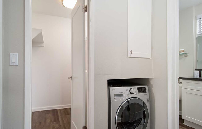 Laundry Room at Los Robles Apartments, California, 91101