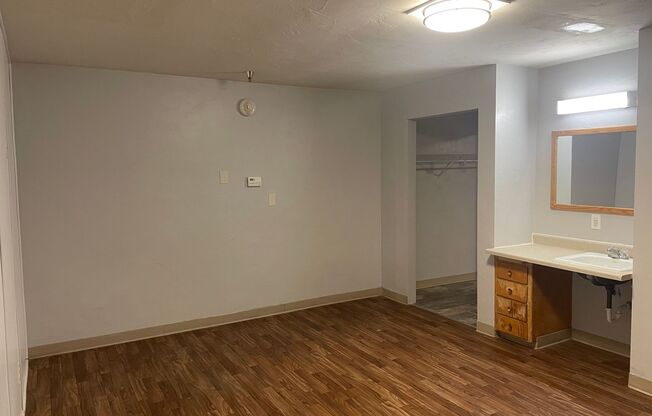 1 bed, 1 bath, 402 sqft, $845, Unit 131