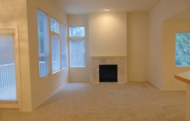 Great 2BR/2BA Issaquah Condo.  Perfect Location!