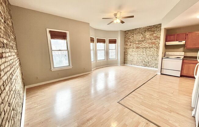3 beds, 1 bath, $1,500, Unit 1726-02