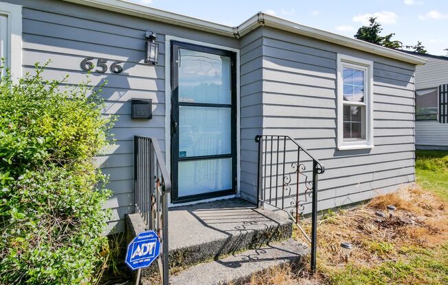 2 Beds and 1 Bath Charming Single-Family Home is Available for Rent!