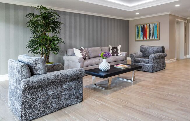 Burton Plaza..Gorgeous Newly Remodeled Studio..Prime Location!