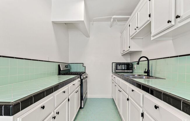 Studio, 1 bath, 550 sqft, $1,730.77, Unit 210