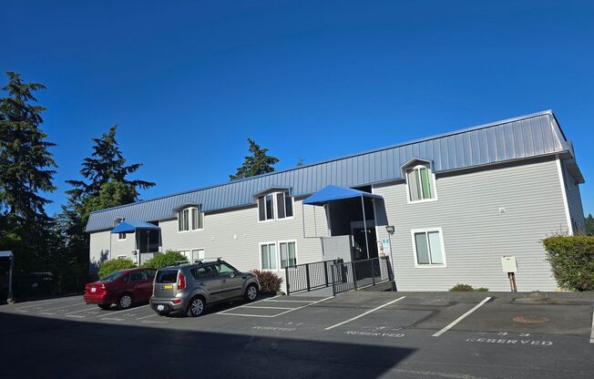 Lower Unit in Prime Bremerton Location with Parking
