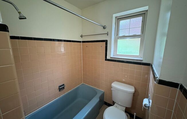 3 beds, 1 bath, $2,175, Unit 210C