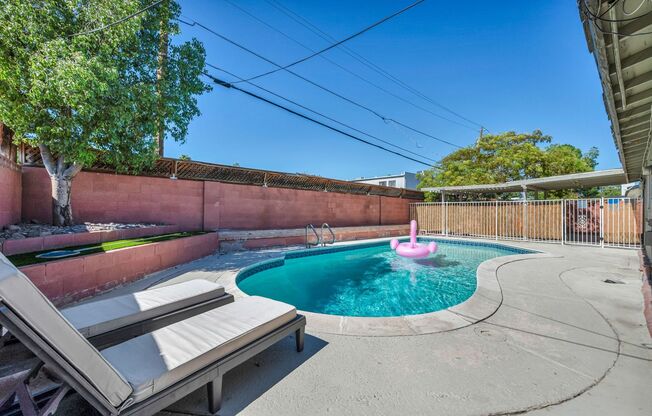 Spacious Furnished 5 Bed / 2 Bath Single Family Home with Private Pool in Las Vegas
