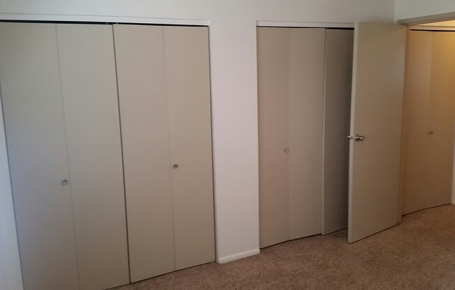 2 beds, 1 bath, 907 sqft, $1,200, Unit B205