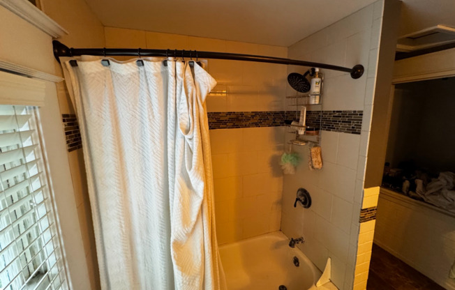 SINGLE FAMILY HOME! Great Location! Laundry, Wood Floors and Parking!