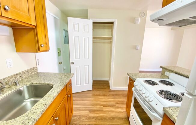 Studio, 1 bath, 308 sqft, $1,395, Unit 404