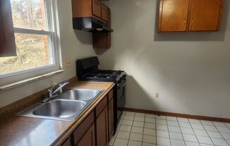 2 beds, 1 bath, 1,100 sqft, $995, Unit 194