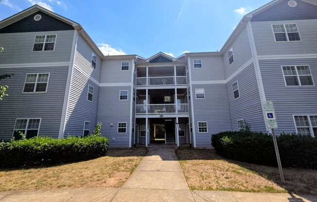 University Woods- Room available for rent! Application fee credited back to first full month's rent!!