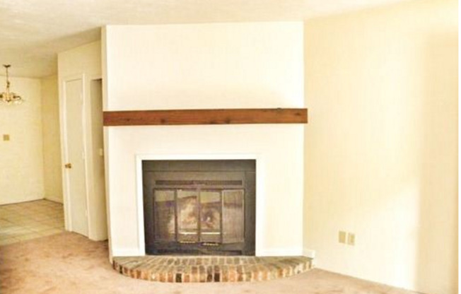 2 beds, 1.5 baths, 840 sqft, $925, Unit 2979 Woodrich Dr.