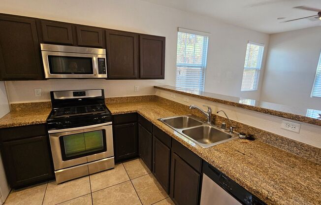 Spacious 3 bedroom Town home in Henderson!!!