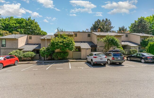 Modern 2-Bedroom Townhouse-Style Condo with Private Yard in Prime Kirkland Location