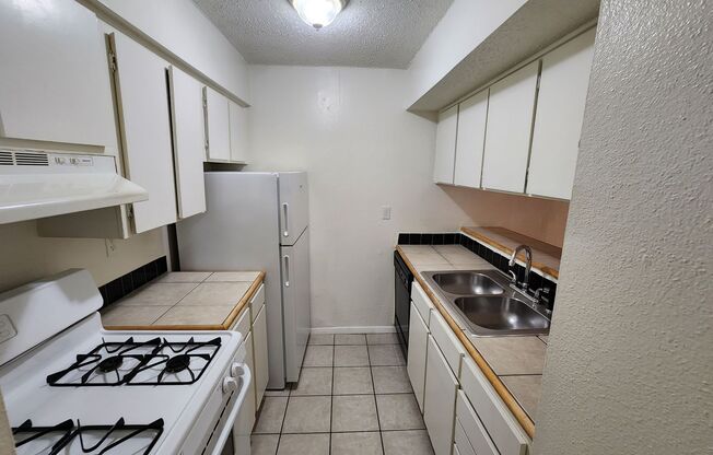 1 bed, 1 bath, 700 sqft, $995, Unit LAW11-125