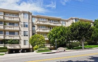 Spacious unit in the Brentwood Excelsior--Resort style amenities 1730 sq ft.