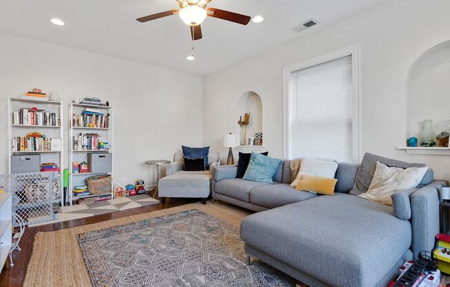 3 beds, 1 bath, 1,240 sqft, $3,450, Unit 1819L-1
